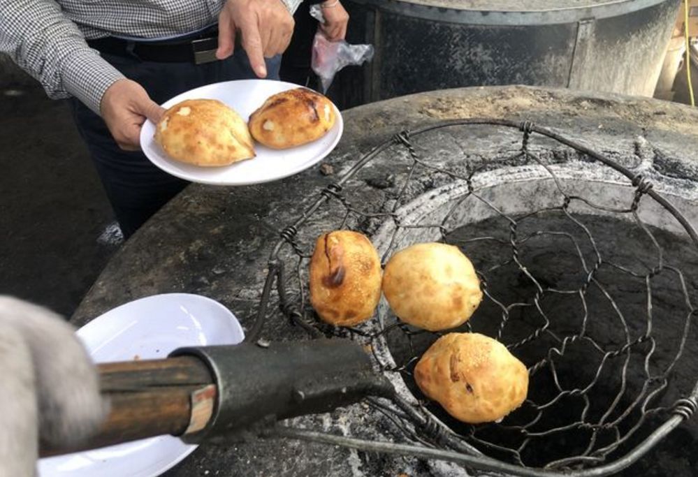 烤包子制作现场.张泽欢/摄