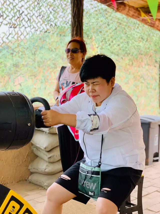 小毛迈着神仙般的步伐到黄河神仙湾踩线7月她还将