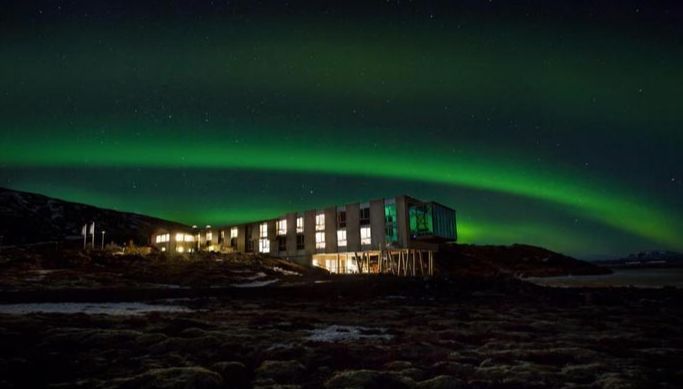 冰岛这家酒店，坐在酒吧就能看极光