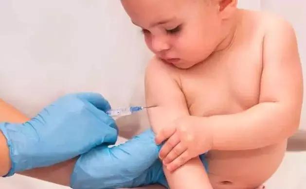 帶寶寶去打疫苗，寶媽迥殊要注意的6大事項，尤其是夏天打疫苗 親子 第4張