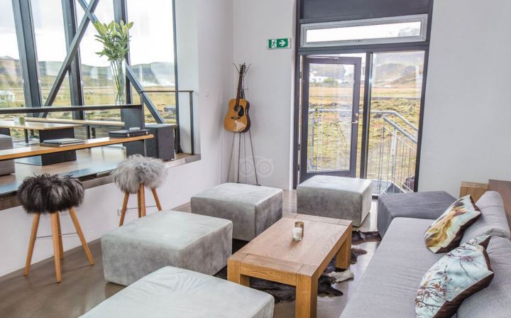 冰岛这家酒店，坐在酒吧就能看极光