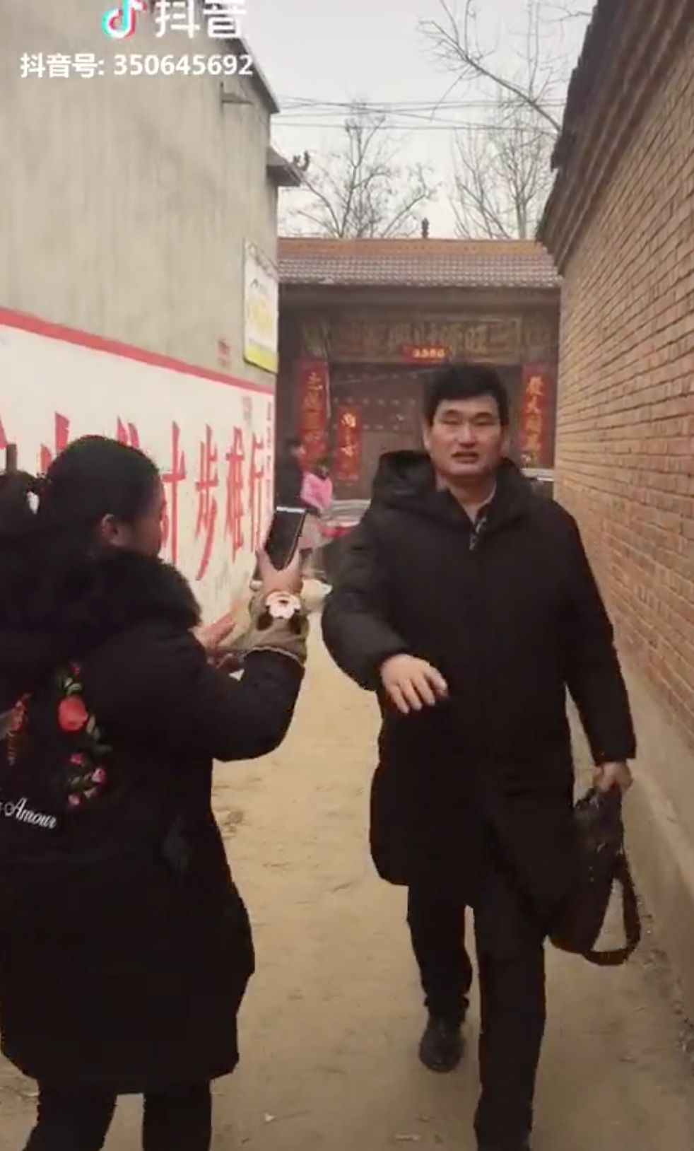 大衣哥家门口直播视频 d43c6ea098124a7eb8d34728db539d39.jpeg