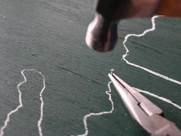 一个锤子一个钉子一块木板猜成语_一个弯锤子钉钉子图片