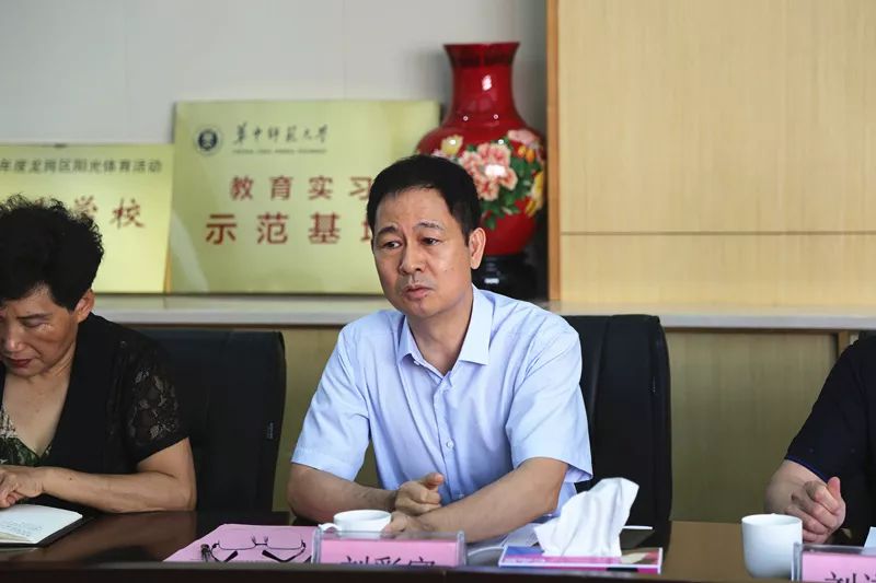 会议由刘彩宾校长主持,刘道德督学作为代表,回顾了华中师大龙岗附中办