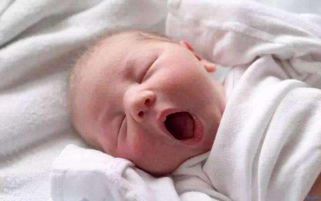 新生婴儿如何哄睡？宝宝睡眠不好，父母头疼家长烦恼，用这几招吧|新生儿跟父母怎么睡