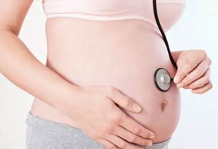 胎儿缺氧会一直动吗 胎儿动的厉害是缺氧吗？
