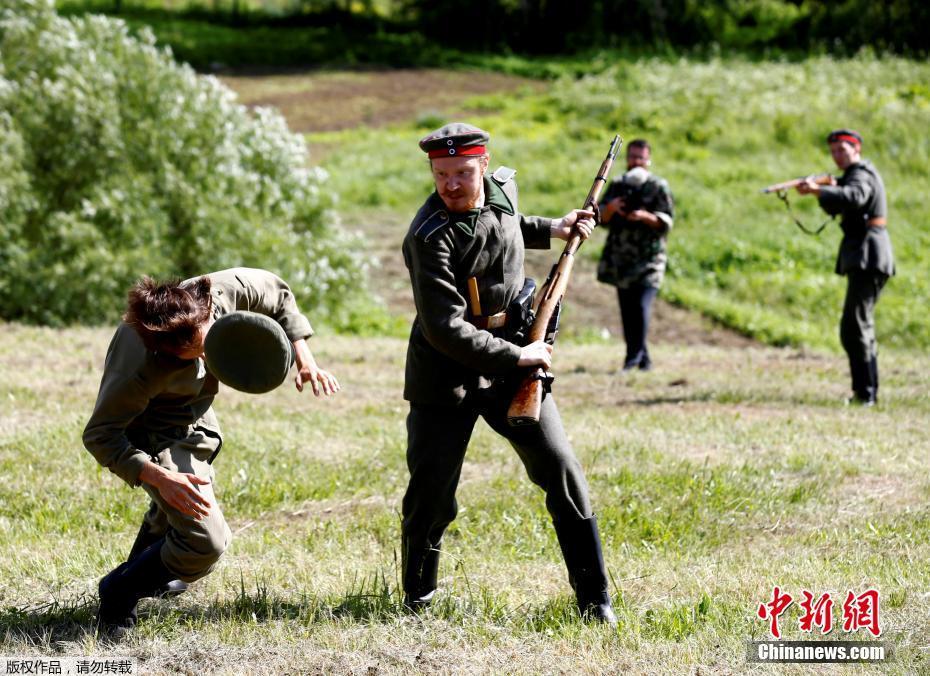 纪念采西斯战役100周年历史爱好者重现战场