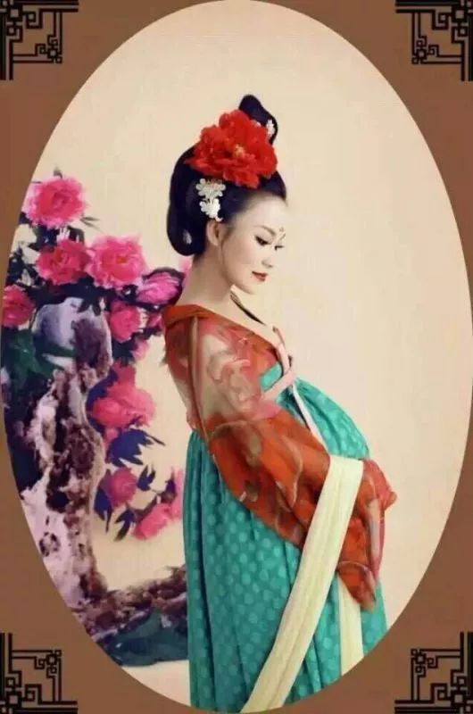 活动当天,孕妈妈们身着汉服走秀,拍唯美孕妇照.
