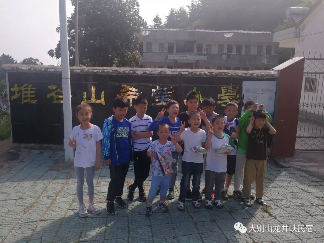 学习对方坚毅的求学品质了解山村小学的学习环境我们来做一星期的山村