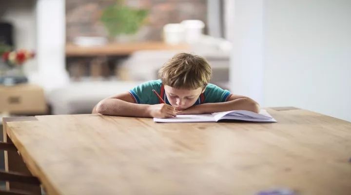 [这5种家长绝对不要辅导孩子作业，只会帮倒忙]家长如何辅导孩子作业
