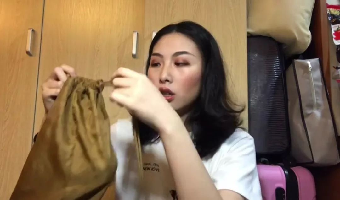 下飞机再换成高跟鞋在飞机上出于安全因素考虑是要换成平底鞋的航空