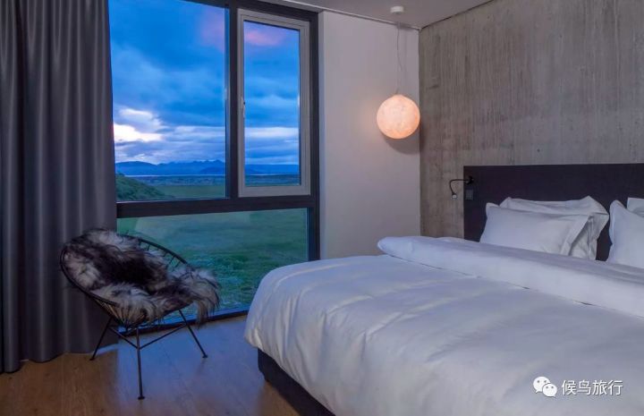 冰岛这家酒店，坐在酒吧就能看极光