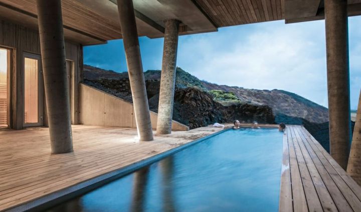 冰岛这家酒店，坐在酒吧就能看极光