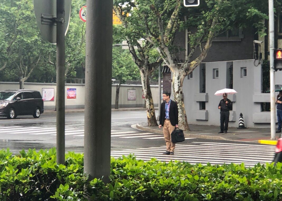 谁守交通规则？周立波曝光唐爽闯红灯，网友曝光周立波违章停车