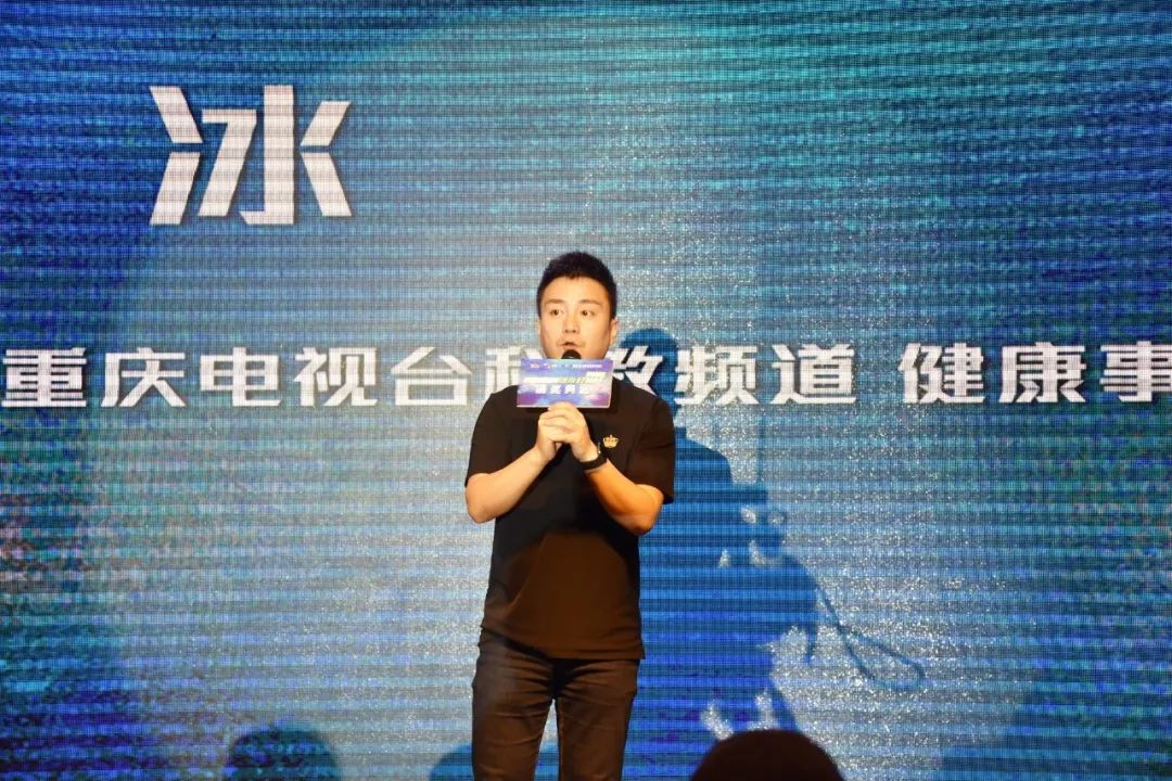 千人围观肌肉型男、蜜臀美女,挣束缚.EYE自由