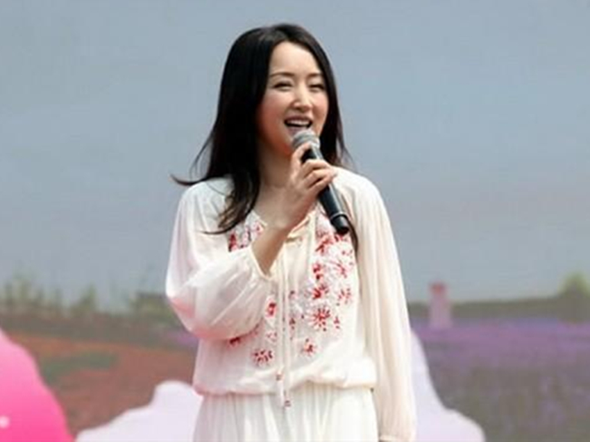 67如今48岁的杨钰莹,依然单身,她不时接一些商演,挣的钱起码足够让