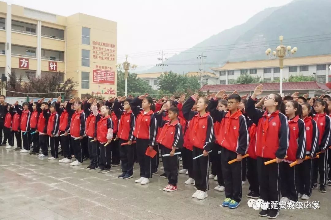 放飞梦想决胜中考黄龙县初级中学主题教育升旗仪式