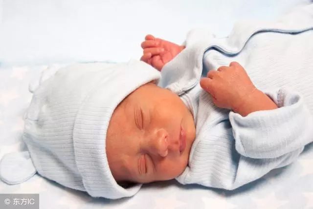 育儿专家：新生宝宝护理的4项注意事项，每位新手爸妈都不可忽视:新生女婴护理注意事项