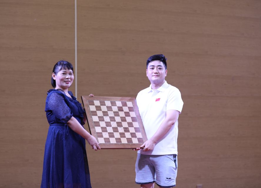 棋手成长与提高王玥老师莅临郑州第四届校长杯国际象棋校际联赛