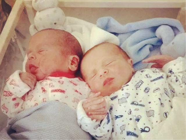 双胞胎弟弟刚出生就没有了呼吸，哥哥一个动作，感动了在场很多人:双胞胎兄弟