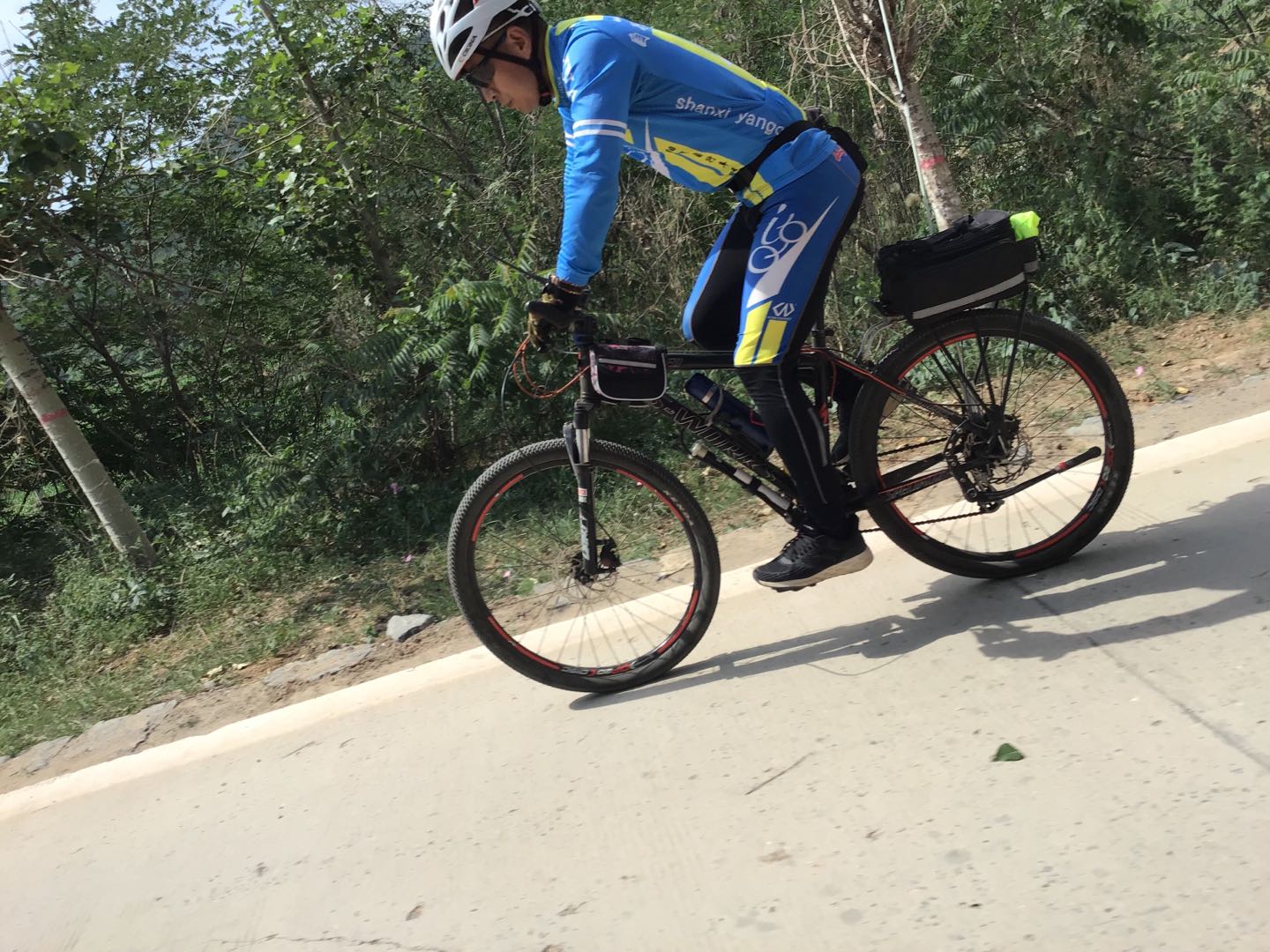阳泉市自行车运动协会组织迎七一红色文化骑行活动