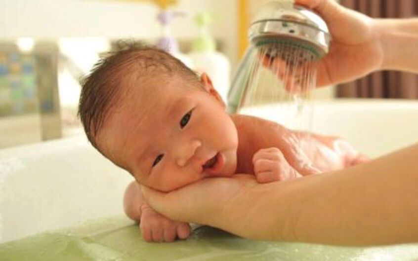                     原创            宝宝起痱子，痱子粉并不是首选！这样做才是上策，宝宝少受罪