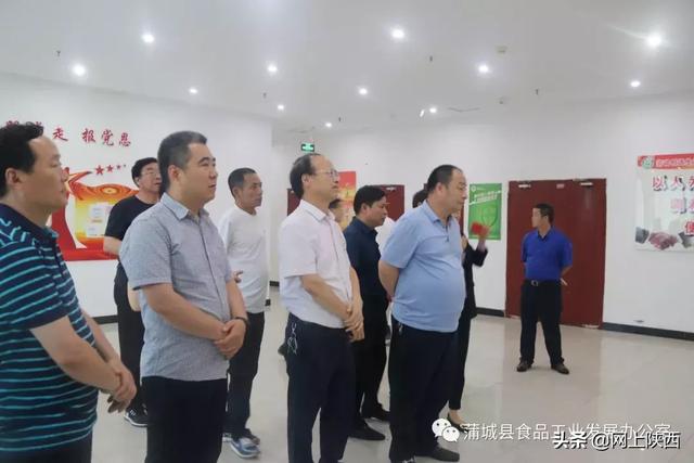 汉阴县委常委副县长黄邦平,县人大常委会副主任庞清明热情周到接待并