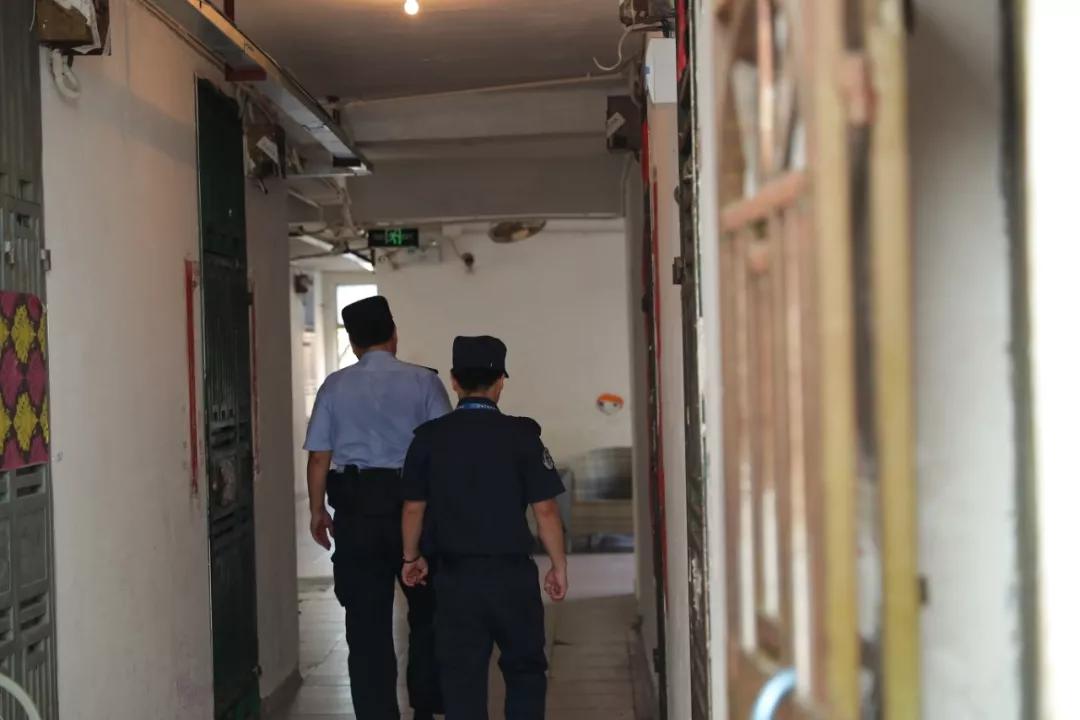 片区民警做流动人口(3)