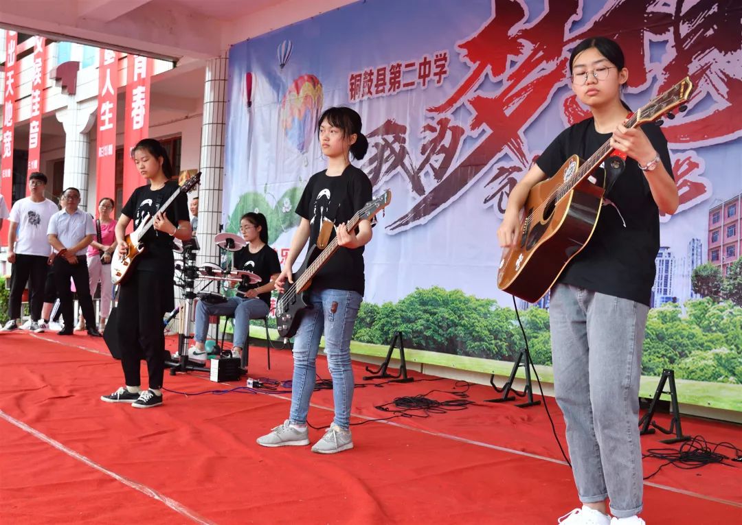 雨中成长礼74铜鼓二中毕业典礼太有意义了