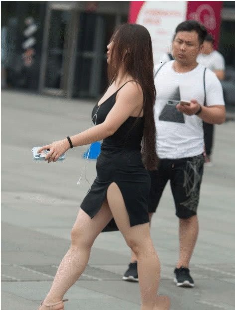 街拍:微胖美女穿吊带裙出门,尽显丰满身材