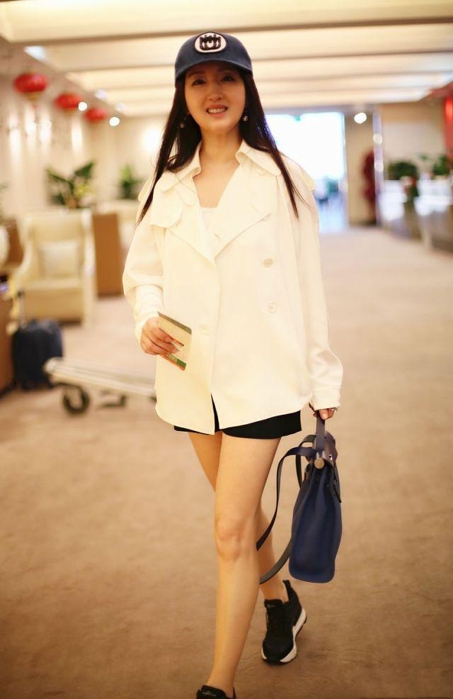 杨钰莹现身机场,158cm穿超短裤高调秀美腿,48岁的人28岁的身材