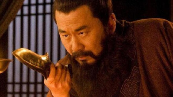 曹操刺杀董卓不成,急中生智献宝刀