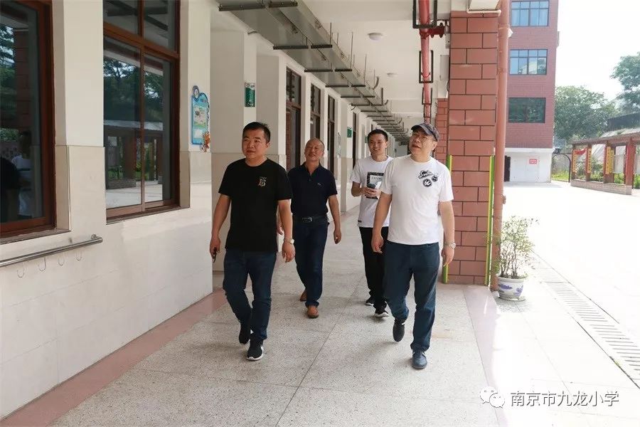九龙小学迎南京市卫生城市复审督察组督查
