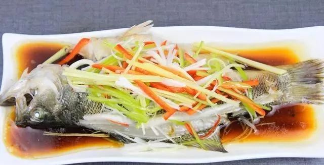 教你清蒸鲈鱼的做法，鲜嫩无腥味:怎样做清蒸鲈鱼没腥味