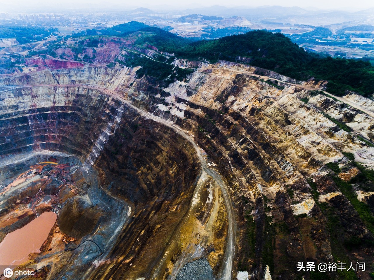 曾是华东第一露天铁矿山,深度负210余米似大漏斗,今成地球伤疤