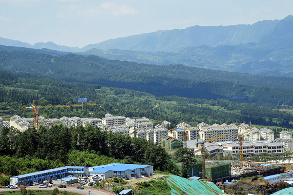 腾龙岭新市民居住区远景截至6月15日,晴隆县已完成易地扶贫搬迁12574