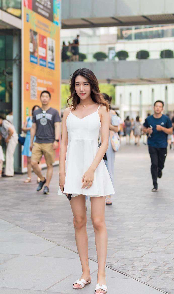夏日街头,身材曼妙的美女们,吊带短裙穿搭,青春靓丽,美腿诱惑,夏日