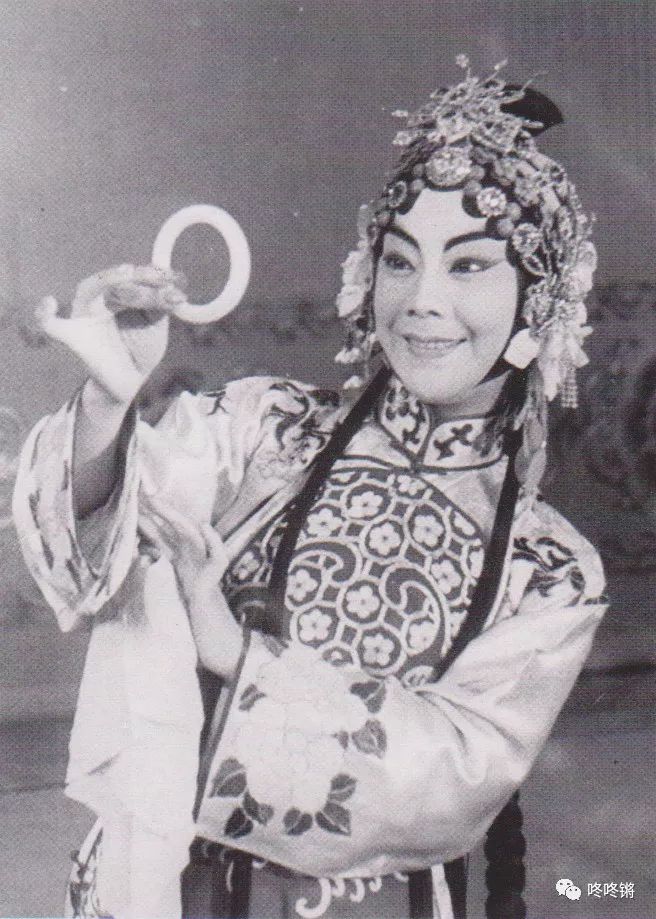 李玉茹《拾玉镯》剧照(1962年)以上两个"笑"的例子很说明京剧表演的