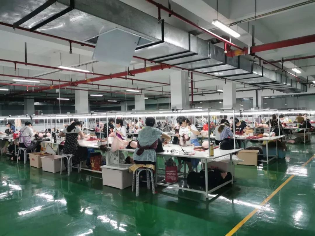 说起工厂里的上班时间,在厂里负责人事工作的李坤感触最深.