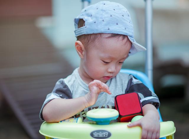                     原创            孩子睡觉老是蹬被子，除了热，这些原因不要忽视，否则影响发育