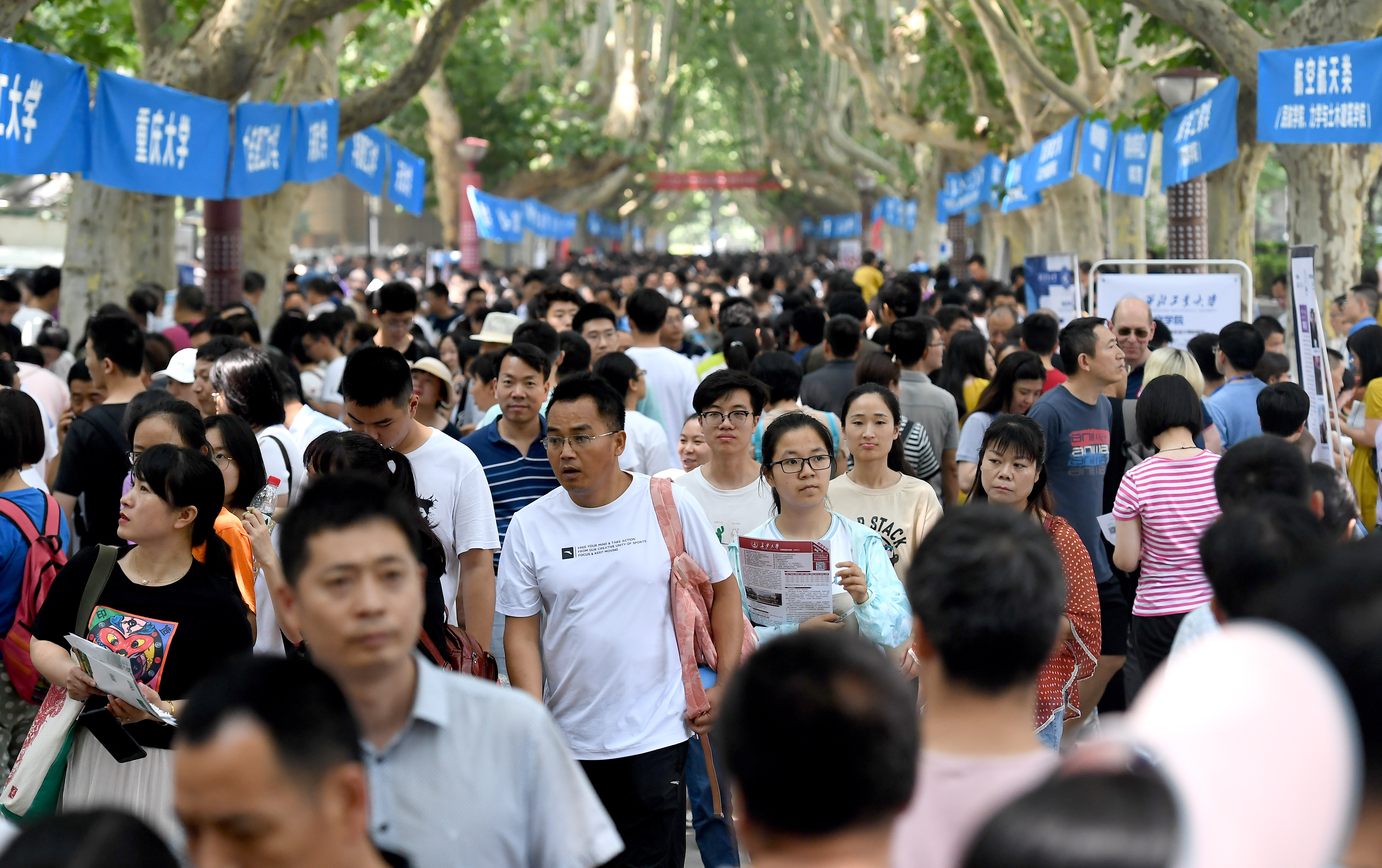 当日是陕西省2019年高考成绩发布的第二天,西安西北工业大学校园开放