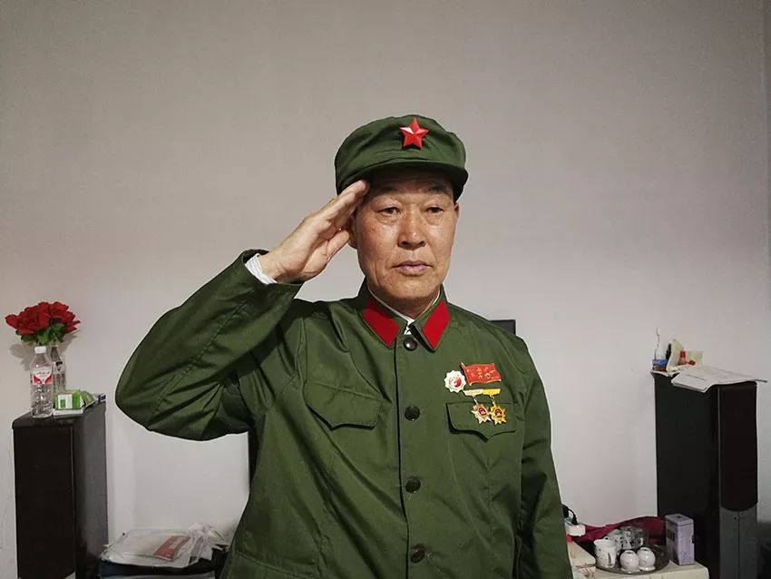 每逢"八一"建军节,田正洪穿上绿军装向党旗行军礼(三角坝村党支部 供
