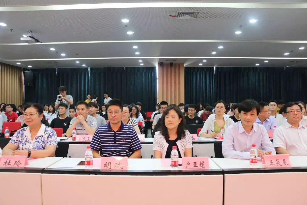 首先,卢亚娟总会计师向取得荣誉的指导老师和团队成员表示祝贺,同时