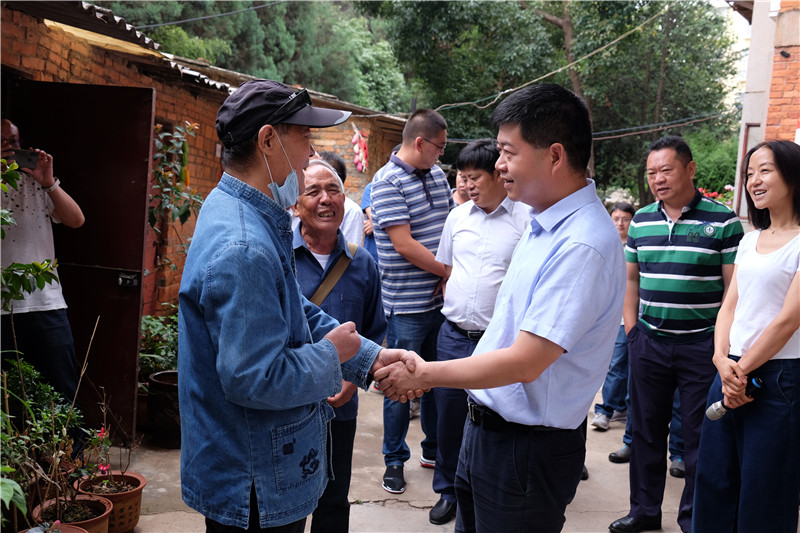 6月24日,由县委副书记,县长李志伟带队的考察团赴麒麟区,沾益区考察