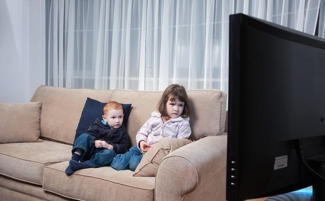 [让孩子看电视，最好不要早过这个时间，你同意吗？] 不让看电视