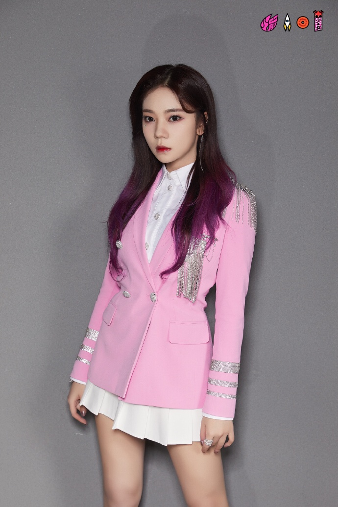 火箭少女101粉色系全家福写真,满屏都洋溢着青春美少女气息