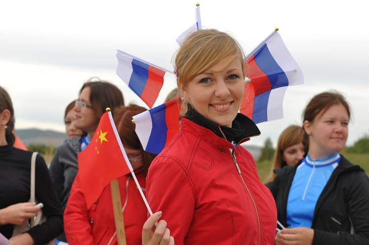 我国有成千上万俄罗斯人,但为何多为年轻姑娘,少见俄罗斯男性?