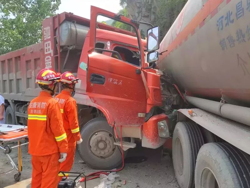 油罐车货车相撞挖掘机陷入河中俩司机被困