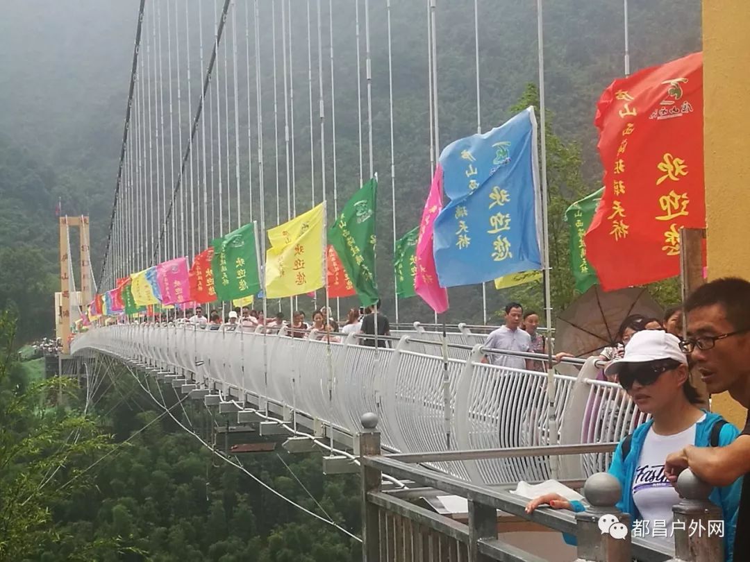 庐山西海将军峡9D玻璃天桥及漂流踩线之旅