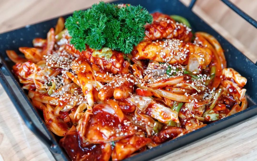 相比于热爱放老干妈的传统鲁菜,韩式的辣炒鱿鱼自然要靠 大酱来提辣.